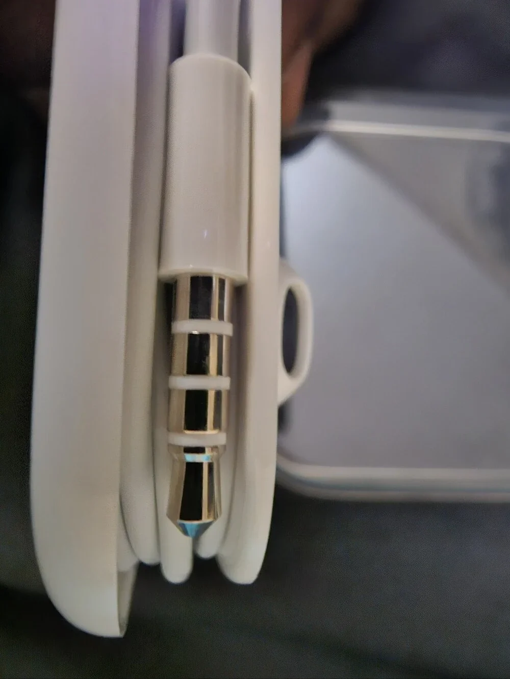 Apple White Wired Earbuds with In-Line Remote and Mic